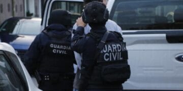 Durante cateo realizado en Villas del Real, FGE asegura droga e instrumentos para su distribución; hay un detenido
