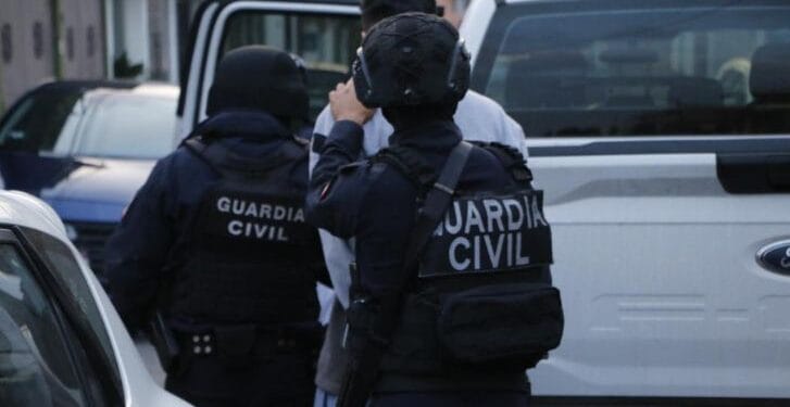 Durante cateo realizado en Villas del Real, FGE asegura droga e instrumentos para su distribución; hay un detenido