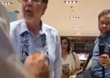 Tunden a Fernández Noroña en restaurante El Cardenal; lo encaran y le gritan “narco”