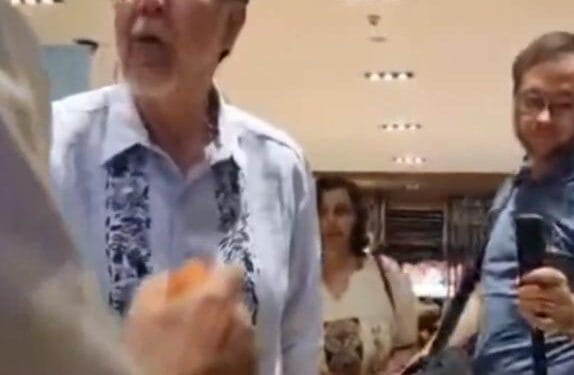 Tunden a Fernández Noroña en restaurante El Cardenal; lo encaran y le gritan “narco”