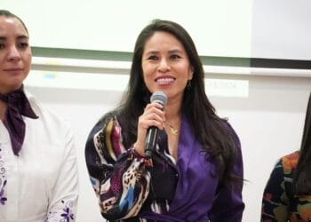 Se equivoca en frase de Juárez y, ante burlas, acusa machismo