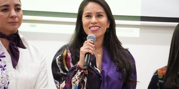 Se equivoca en frase de Juárez y, ante burlas, acusa machismo