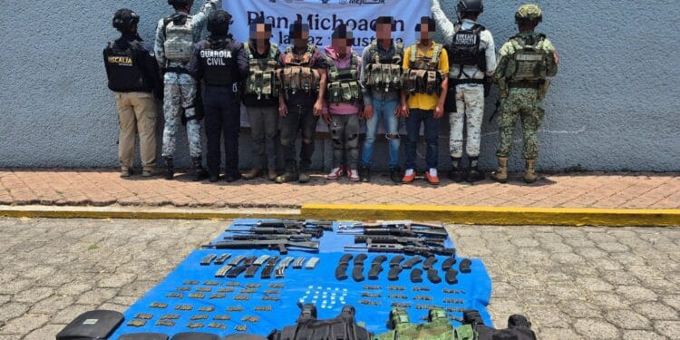 Guardia Civil y Defensa detienen a cinco hombres armados en Uruapan; aseguran fusiles, droga y vehículos