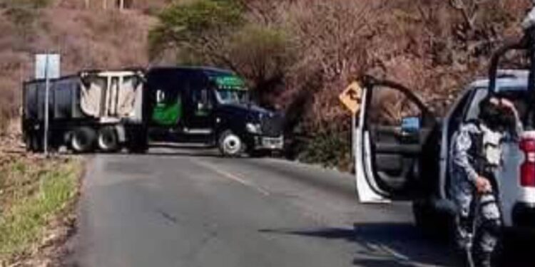 Violencia en Cotija provoca bloqueos y enfrentamientos en límites de Michoacán y Jalisco