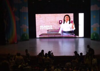 Reporta Gladyz récord de reuniones; aparece hasta en eventos para niños