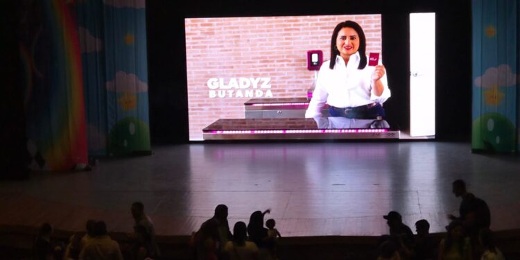Reporta Gladyz récord de reuniones; aparece hasta en eventos para niños