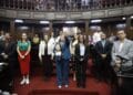 Llega de rebote al Congreso y lleva su muñeco de Alfredo Ramírez Bedolla