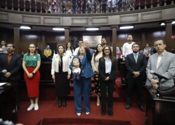 Llega de rebote al Congreso y lleva su muñeco de Alfredo Ramírez Bedolla