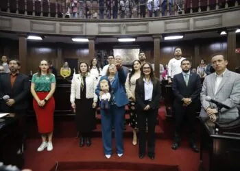 Llega de rebote al Congreso y lleva su muñeco de Alfredo Ramírez Bedolla