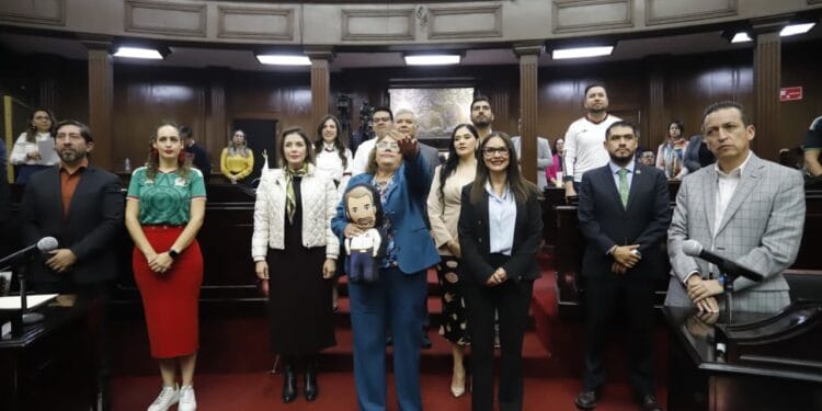 Llega de rebote al Congreso y lleva su muñeco de Alfredo Ramírez Bedolla