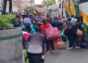 CNTE se moviliza en oficinas de las Afores