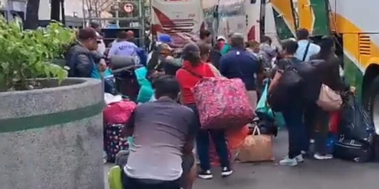 CNTE se moviliza en oficinas de las Afores