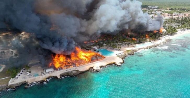 Incendio en complejo turístico de República Dominicana deja una mujer fallecida y más de 1,700 evacuados