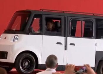 Sheinbaum presenta Olinia, el primer vehículo eléctrico mexicano