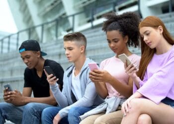 Reino Unido prohíbe redes sociales a menores de 16 años