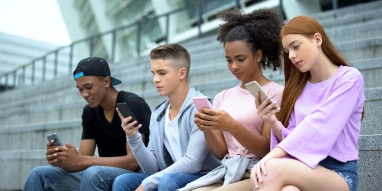 Reino Unido prohíbe redes sociales a menores de 16 años