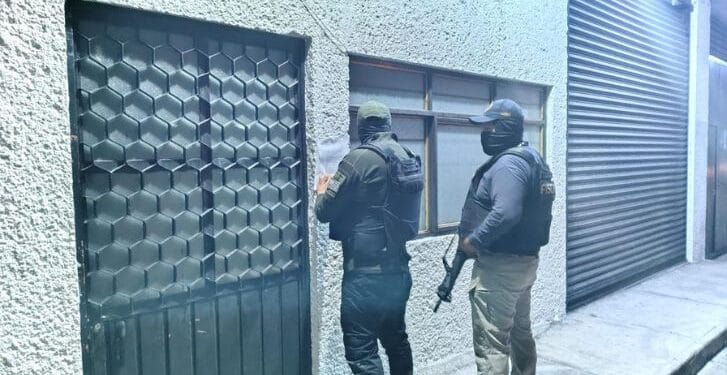 FGE detiene a cinco personas en cateos realizados en Morelia y Copándaro; una es integrante de una corporación policial