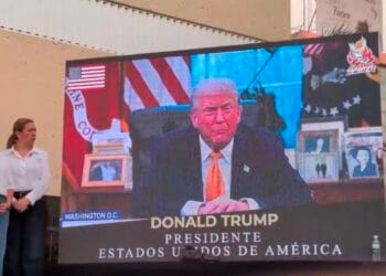 Morenista abandera marcha con discursos de Trump, Milei y Bukele