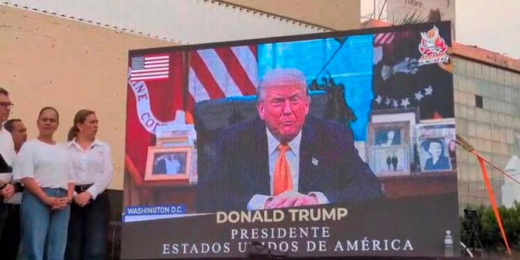 Morenista abandera marcha con discursos de Trump, Milei y Bukele