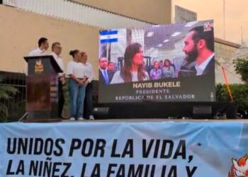 Morenista abandera marcha con discursos de Trump, Milei y Bukele
