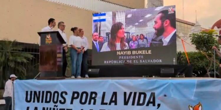 Morenista abandera marcha con discursos de Trump, Milei y Bukele