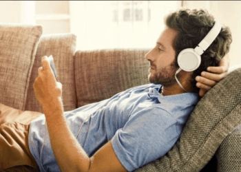 El estilo de vida y la tecnología puede impactar en la pérdida de audición de los jóvenes.