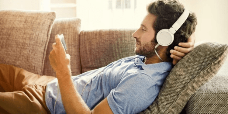El estilo de vida y la tecnología puede impactar en la pérdida de audición de los jóvenes.
