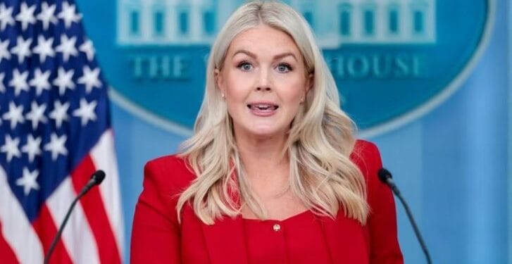 Karoline Leavitt dejará la Casa Blanca y continuará como asesora externa de Trump