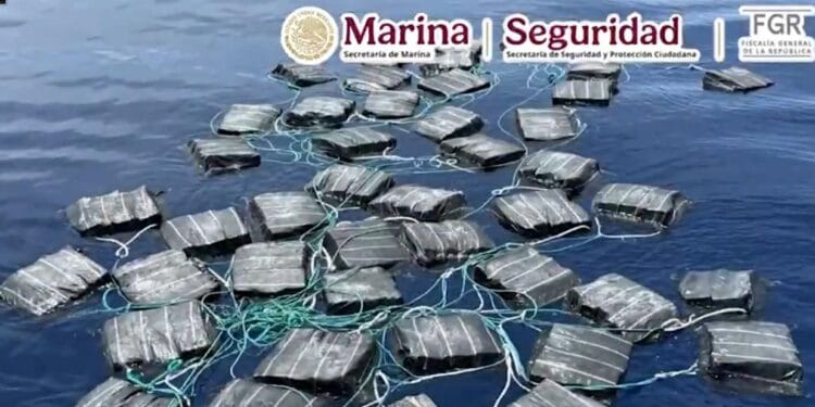 Semar asegura más de 1.6 toneladas de cocaína que flotaba en costas de Michoacán