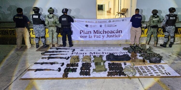 Aseguran armas, vehículos blindados y equipo táctico durante cateo en Buenavista