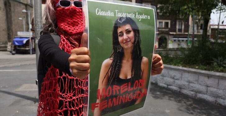 “¡Justicia!”: estudiantes irrumpen en desfile de Cuernavaca y exigen freno a feminicidios