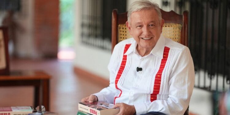 AMLO presenta ‘Pueblo’, su nuevo libro sobre la historia política de México