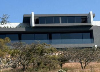 Luis Navarro hace barrio… ¡y tiene casa de 60 mdp!