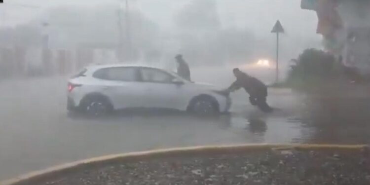 Huracán Simón sigue en categoría 4; alertan por inundaciones y deslaves en el suroeste de México